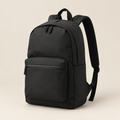 Mochila urbana negra sobre fondo beige de estudio