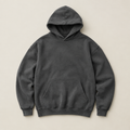 Sudadera premium unisex gris carbón sobre fondo beige claro