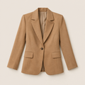 Blazer estructurado color camel sobre fondo beige de estudio