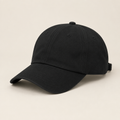 Gorra minimalista negra sobre fondo beige de estudio