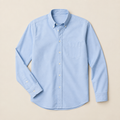 Camisa Oxford azul claro sobre fondo beige de estudio