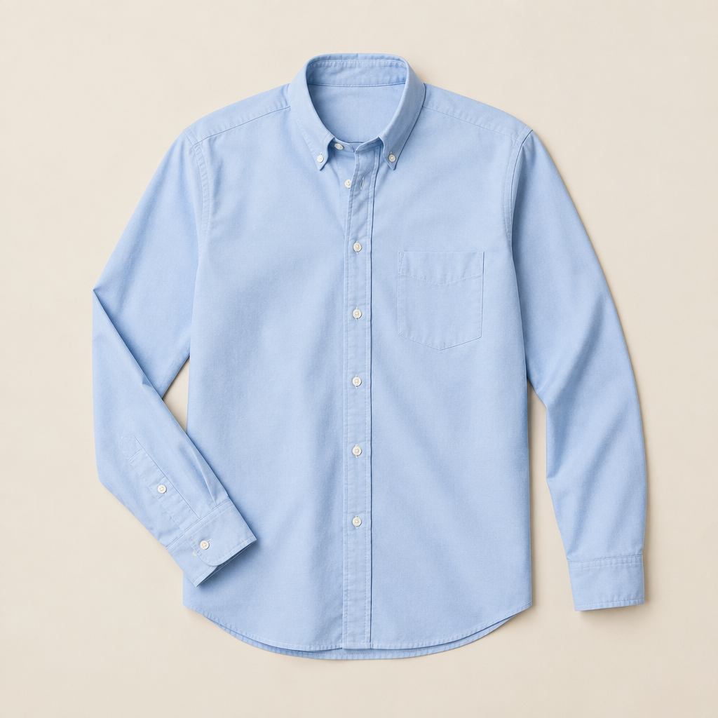 Camisa Oxford azul claro sobre fondo beige de estudio