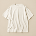 Playera oversize unisex color marfil sobre fondo beige claro