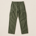 Pantalón cargo verde oliva sobre fondo beige de estudio